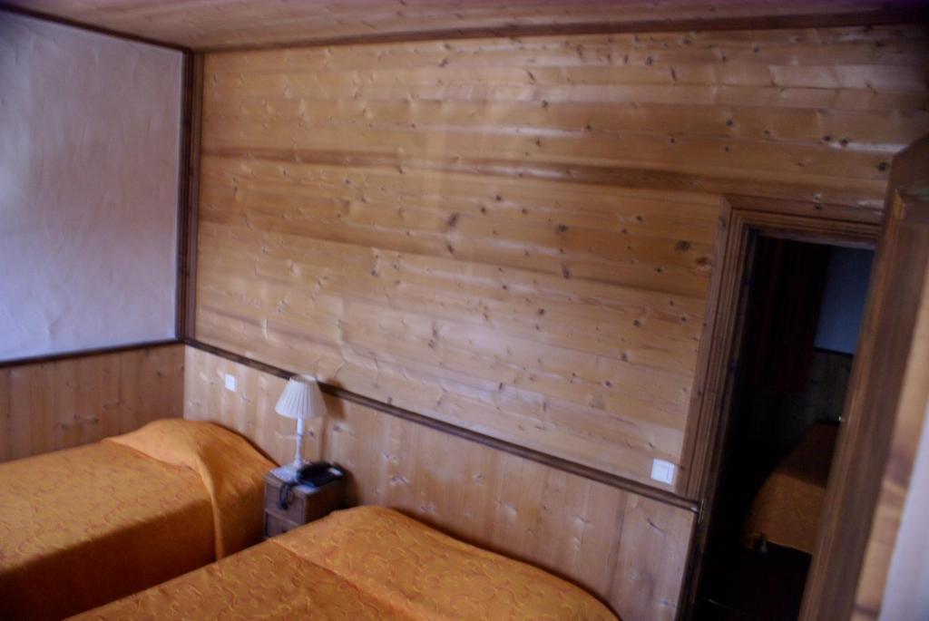 Le Relais De L'Abbaye Otel Tournus Oda fotoğraf