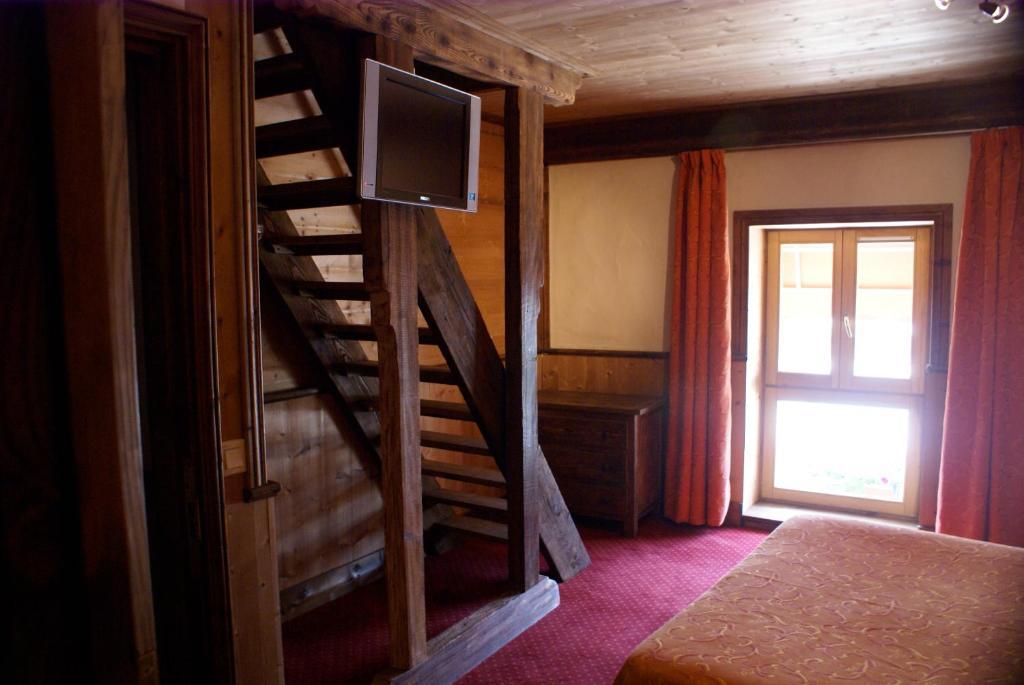 Le Relais De L'Abbaye Otel Tournus Oda fotoğraf
