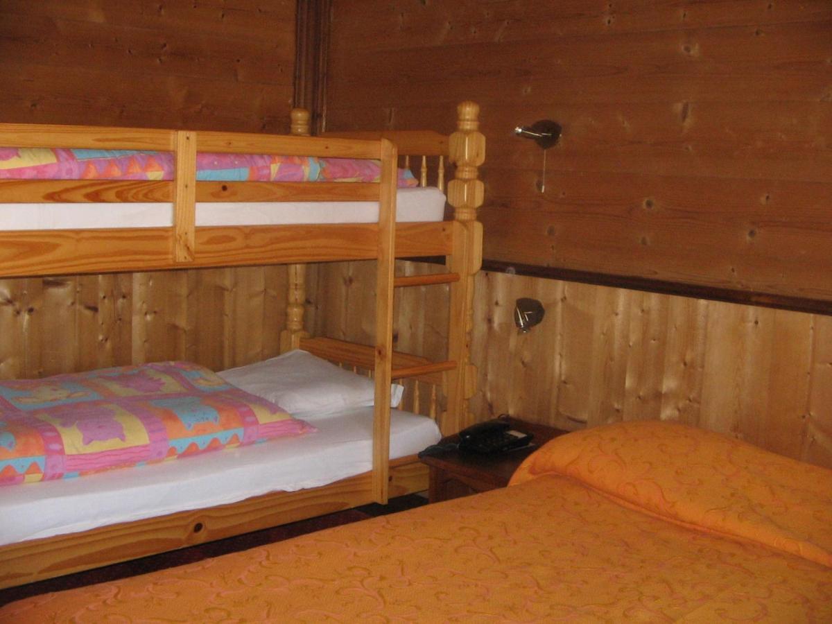 Le Relais De L'Abbaye Otel Tournus Oda fotoğraf